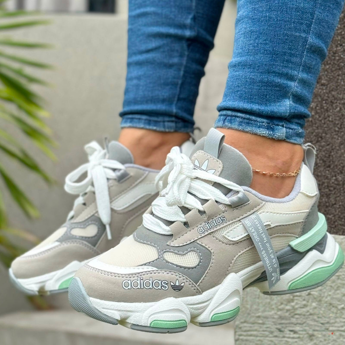 ADIDAS OZWEEGO
