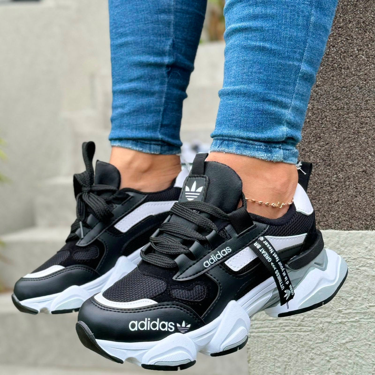 ADIDAS OZWEEGO
